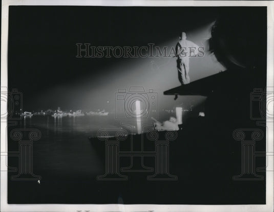 1955 Press Photo Searchlight manned by U.S. Army toward Inchon Bay South Korea.