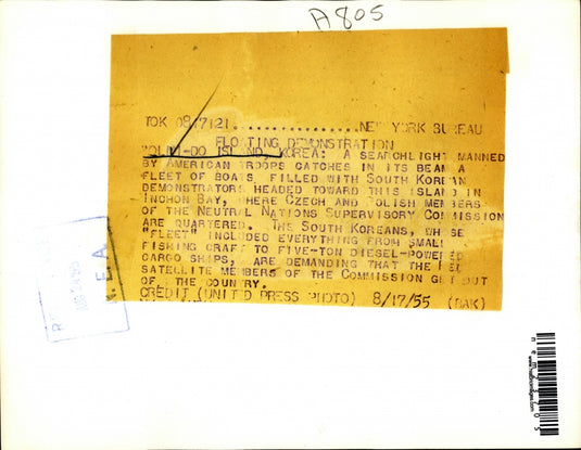 1955 Press Photo Searchlight manned by U.S. Army toward Inchon Bay South Korea.