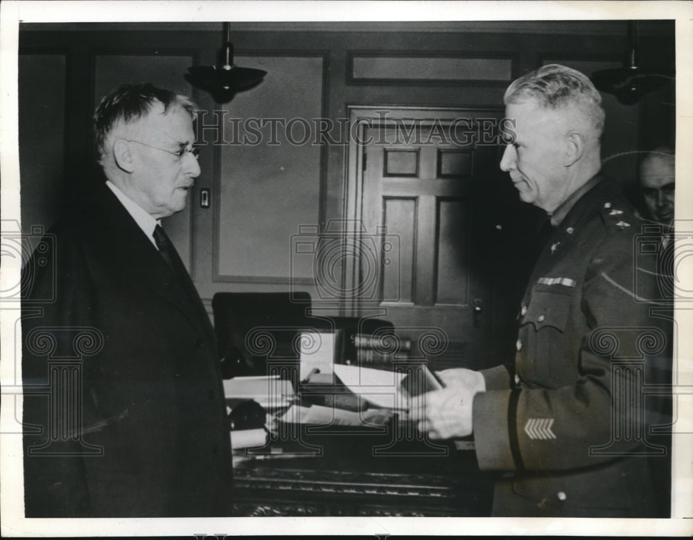 1942 Press Photo Maj.Gen. Brehon B.Somervell received the Pal,m Citation award.