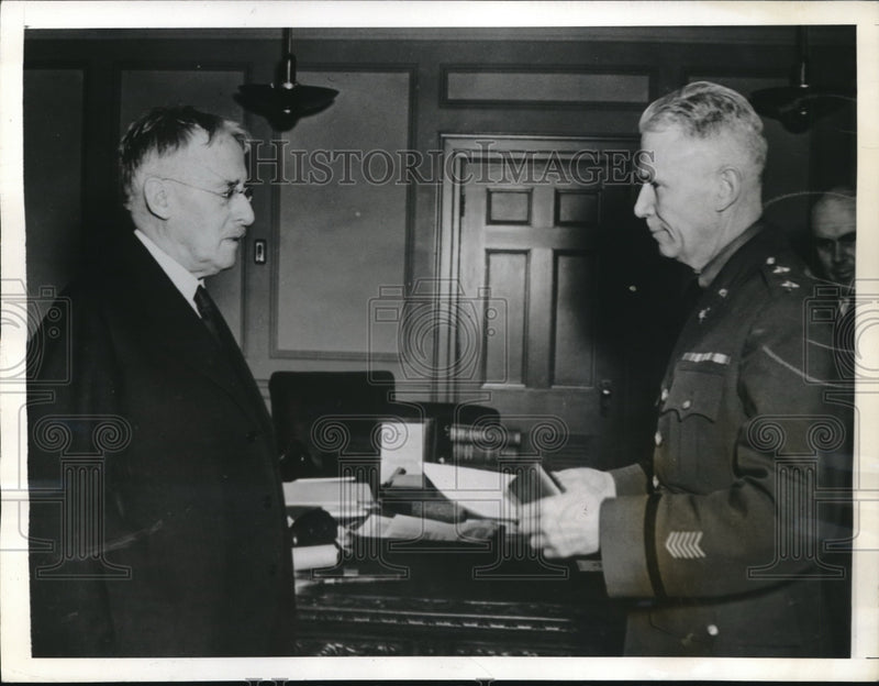 Load image into Gallery viewer, 1942 Press Photo Maj.Gen. Brehon B.Somervell received the Pal,m Citation award.
