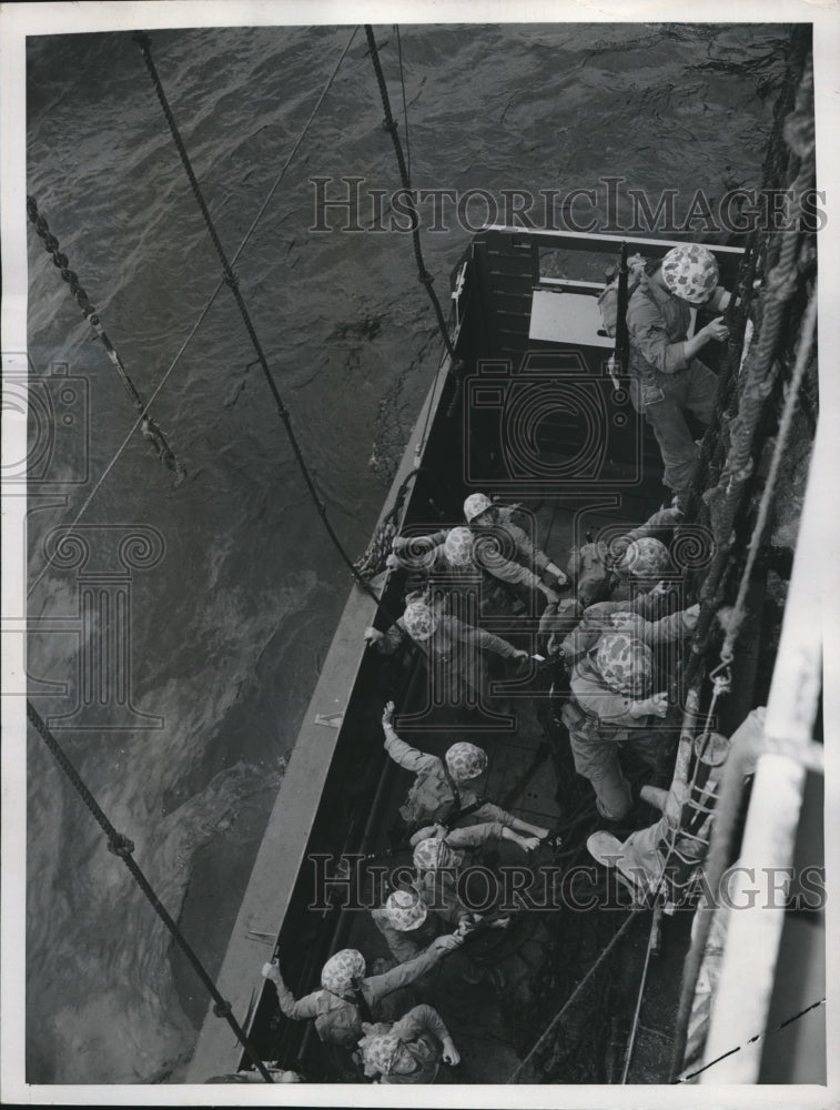 1947 Press Photo Miami Beach, Fla. US Marines on transport USS Randall manuevers