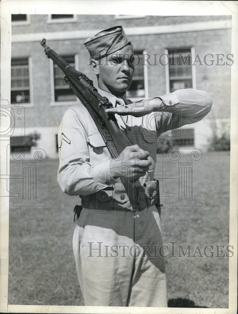 1942 Press Photo Ft Slocum, NY Pfc Joseph Crowley shows rifle salute at arms