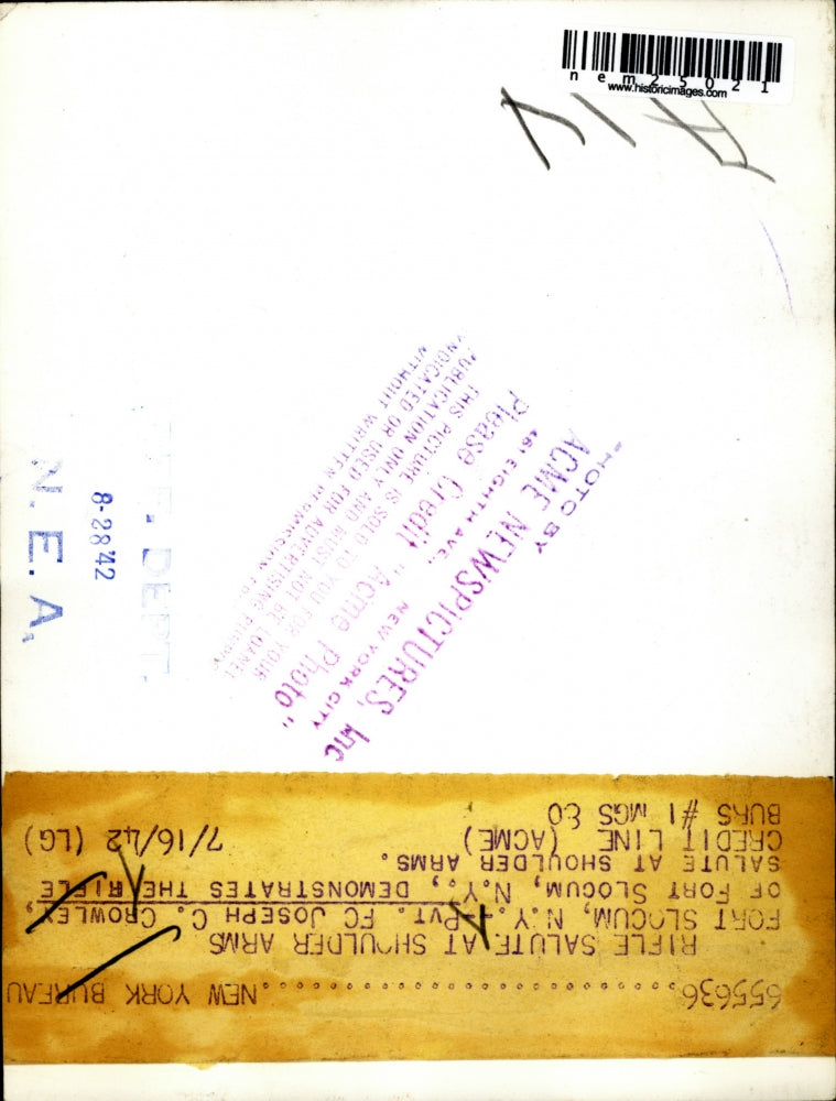 1942 Press Photo Ft Slocum, NY Pfc Joseph Crowley shows rifle salute at arms