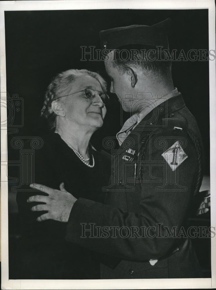 Load image into Gallery viewer, 1945 Press Photo U.S. Marine Lt.Clark R.Kaltenbaugh greeter by his mother.
