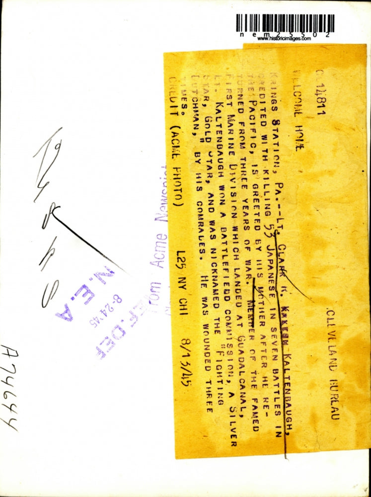 1945 Press Photo U.S. Marine Lt.Clark R.Kaltenbaugh greeter by his mother.