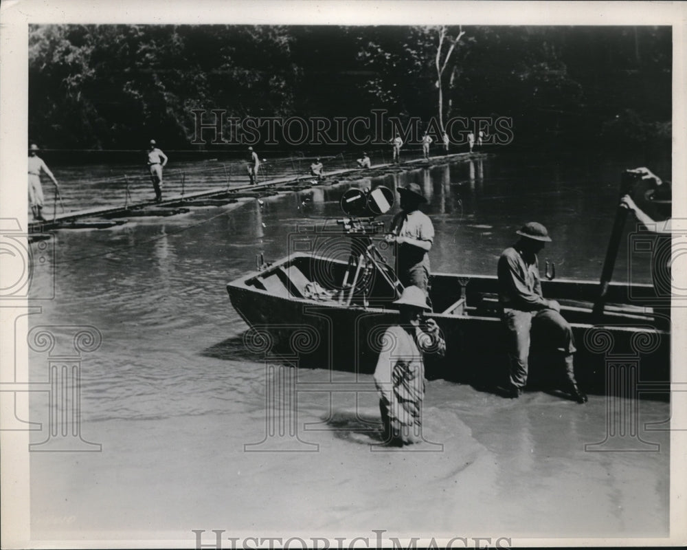 1940 Press Photo US Army & pontoon bridge on manuevers