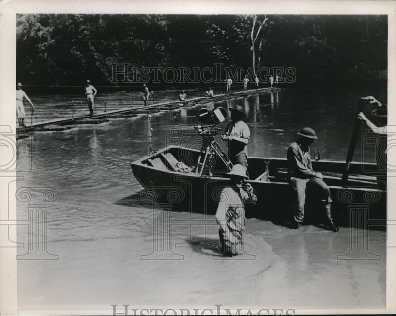 Load image into Gallery viewer, 1940 Press Photo US Army &amp; pontoon bridge on manuevers
