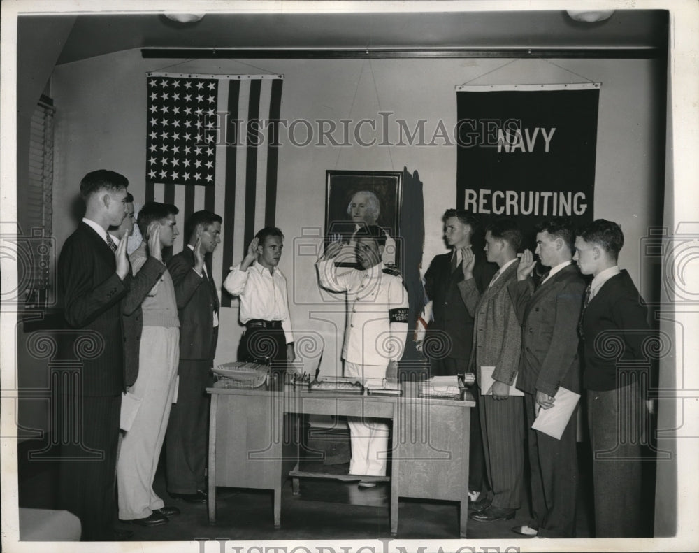 1940 Press Photo Navy Recruits sworn at U.S. Navy Recruiting Station.