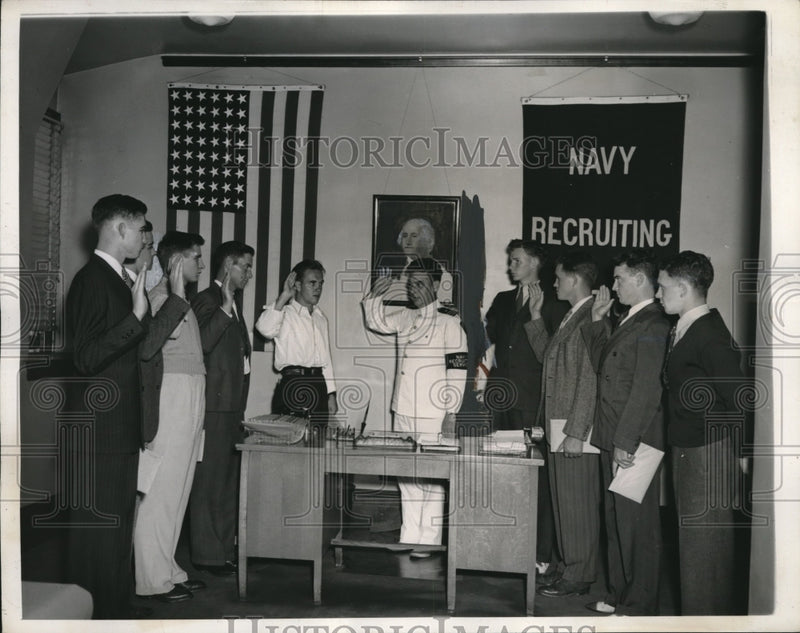 Load image into Gallery viewer, 1940 Press Photo Navy Recruits sworn at U.S. Navy Recruiting Station.
