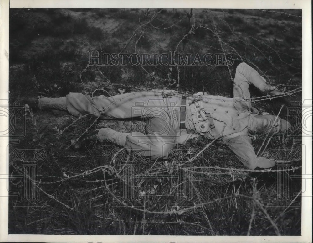 1942 Press Photo Ft Benning, Ga Pvt Vernon Derry crawls thru barbed wire