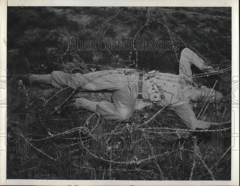Load image into Gallery viewer, 1942 Press Photo Ft Benning, Ga Pvt Vernon Derry crawls thru barbed wire
