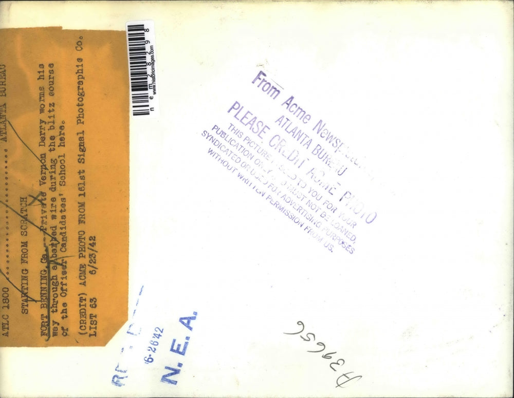 1942 Press Photo Ft Benning, Ga Pvt Vernon Derry crawls thru barbed wire