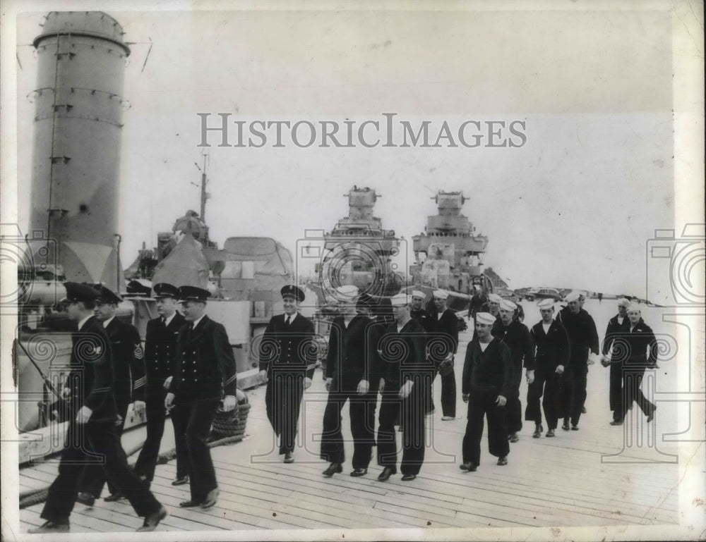 1942 Press Photo N Ireland, Crew of US destroyer board ship at port