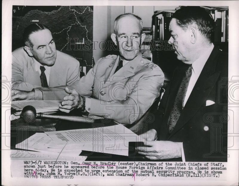 Load image into Gallery viewer, 1953 Press Photo D.C. Gen Omar Bradley, Rep J Vorys &amp; RB Chiperfield - nem30369
