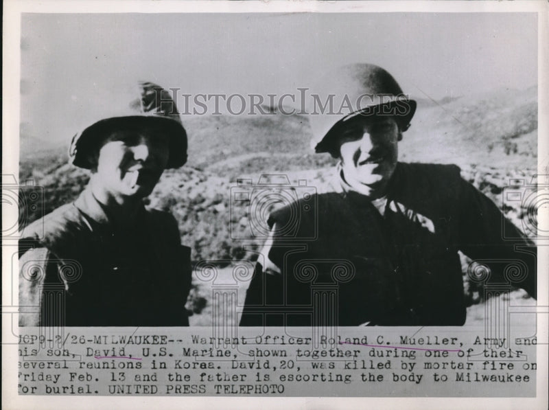 Load image into Gallery viewer, 1953 Press Photo Korea ,Warrant Off, RC Mueller &amp; Marine son David - nem31090
