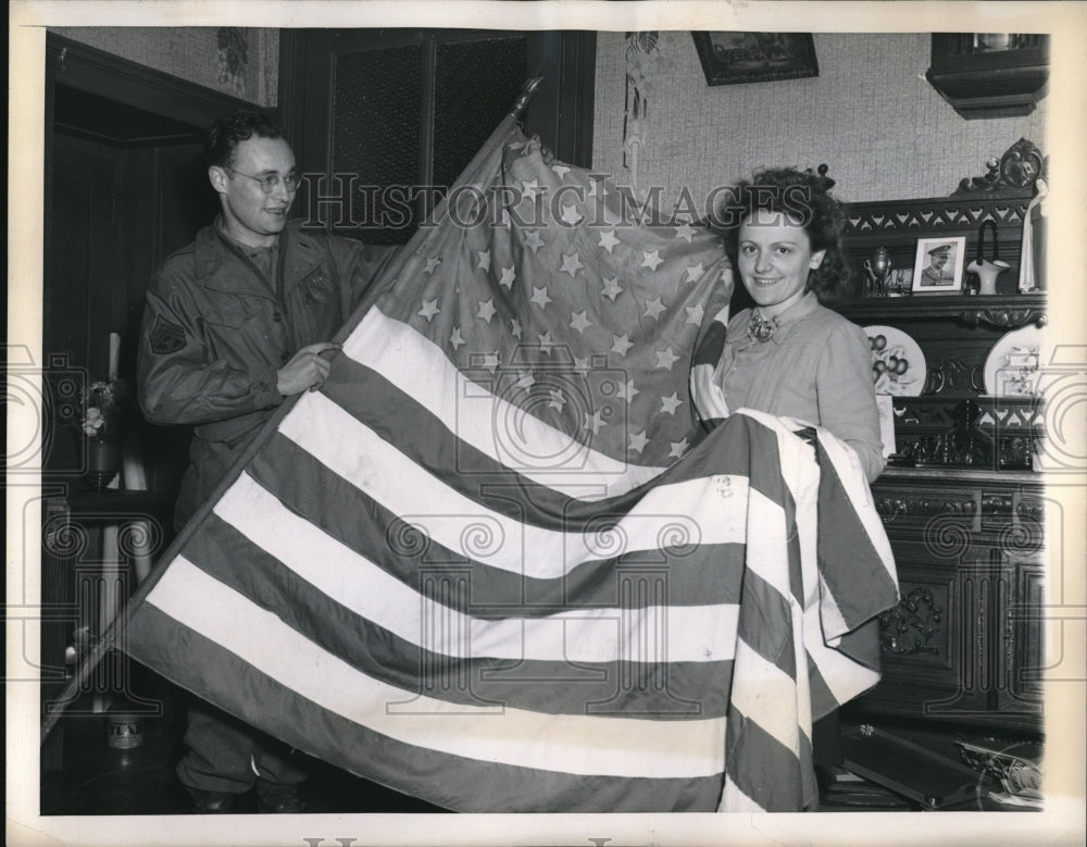 1945 Press Photo Yvonne Hureau & Sgt Louis Roberts & flag from WW I - nem31158