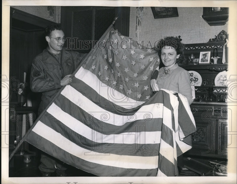 Load image into Gallery viewer, 1945 Press Photo Yvonne Hureau &amp; Sgt Louis Roberts &amp; flag from WW I - nem31158
