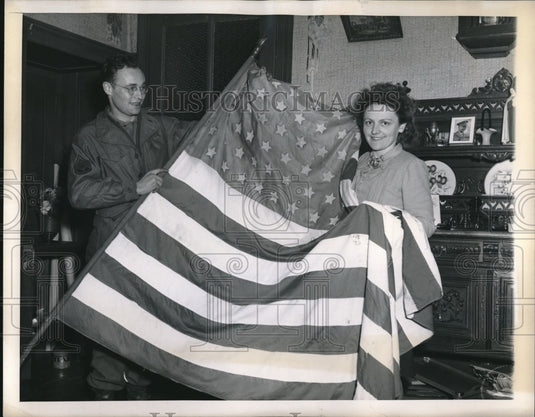 1945 Press Photo Yvonne Hureau & Sgt Louis Roberts & flag from WW I - nem31158