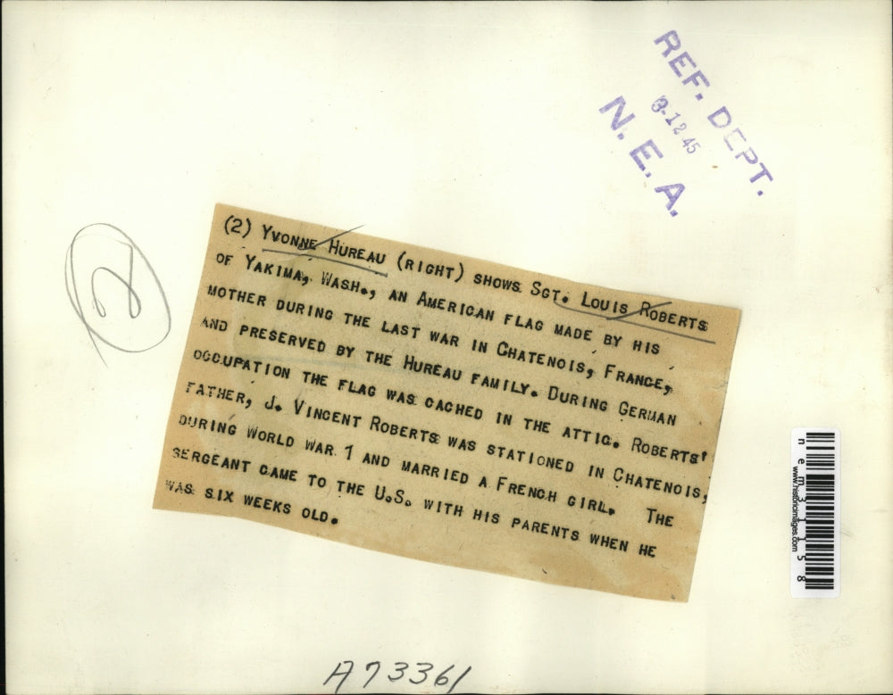 1945 Press Photo Yvonne Hureau & Sgt Louis Roberts & flag from WW I - nem31158