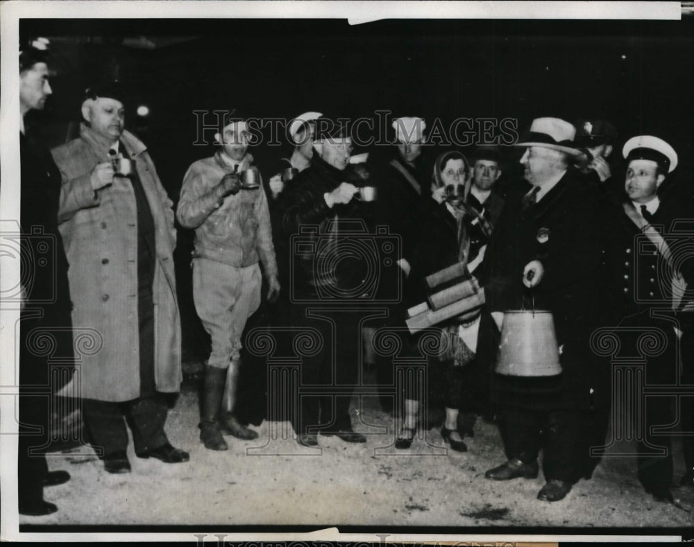 1933 Press Photo Quake refugees & rescue workers in Long Beach CA - nem31301