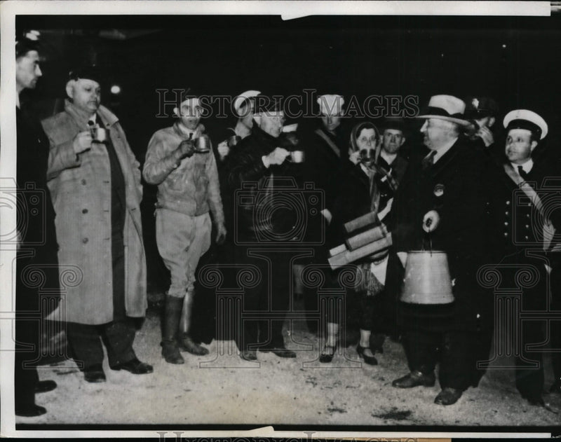 Load image into Gallery viewer, 1933 Press Photo Quake refugees &amp; rescue workers in Long Beach CA - nem31301

