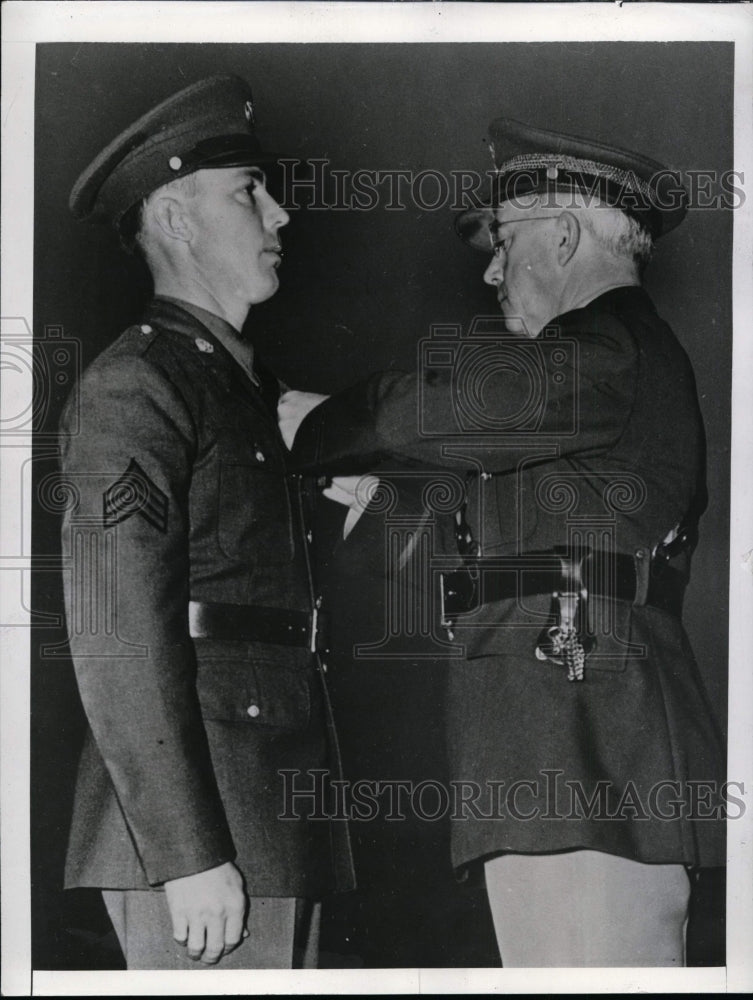 1942 Press Photo Master Sgt Harry M Hayes receives Soldiers Medal for Bravery- Historic Images