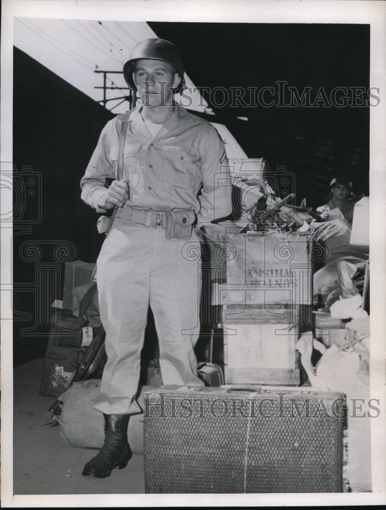 1945 Press Photo Pvt Chester Sackowski & liberated POWs luggage in Japan
