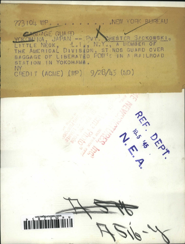 1945 Press Photo Pvt Chester Sackowski & liberated POWs luggage in Japan