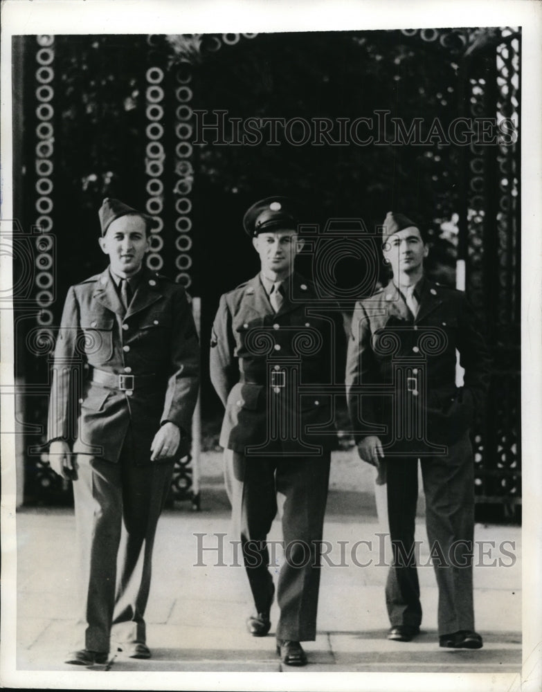 1942 Press Photo Pvt Roger Schoening, Cpl Russel Castellion Pvt William Porter- Historic Images