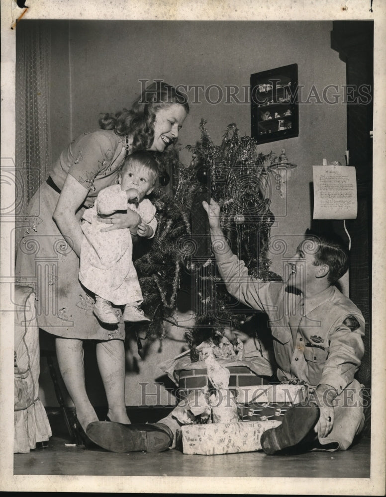 1945 Press Photo Pfc Edward Scott Glacken, wife &amp; son Scotty in Washington DC- Historic Images