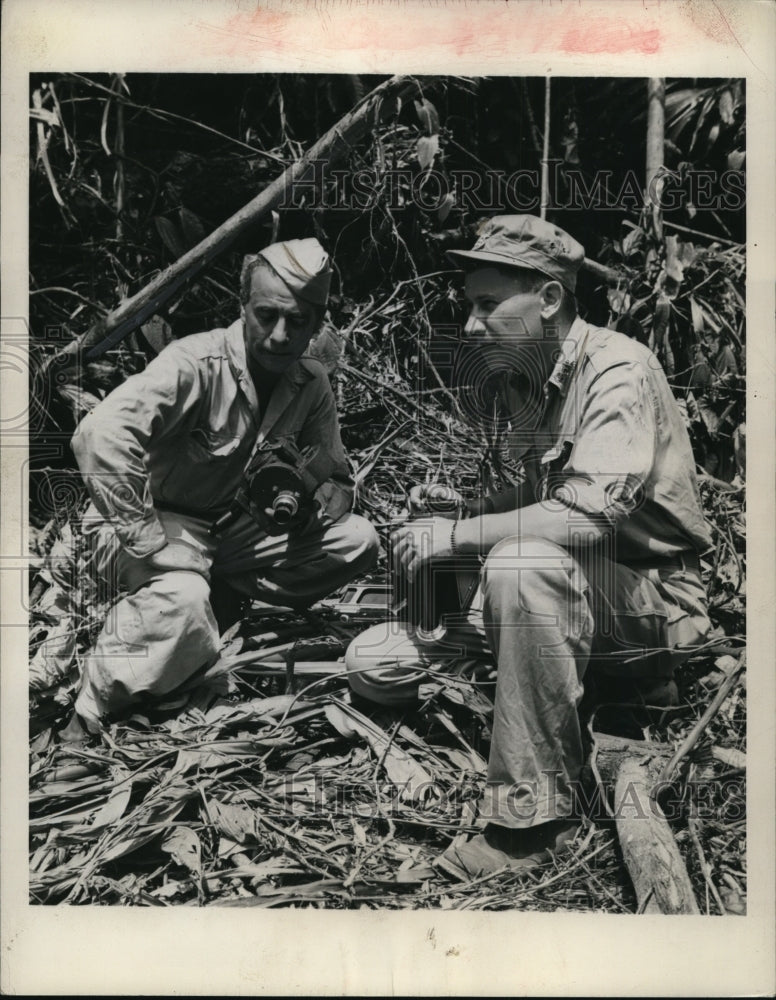 Load image into Gallery viewer, 1944 Press Photo Sgt Jack Gilbert &amp; Walter Bordas in a jungle
