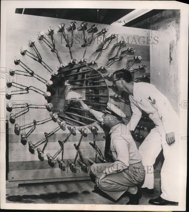 Load image into Gallery viewer, 1952 Press Photo Captain RH Drager, Hospitalman 2/c NJ Marbois at Bethesda Md
