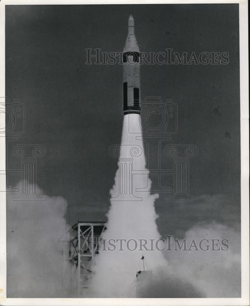 1958 Press Photo Polaris test missile fully airborne after launch- Historic Images