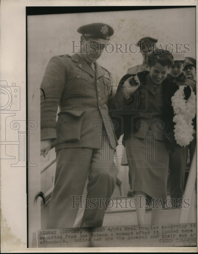 Load image into Gallery viewer, 1951 Press Photo General Douglas MacArthur &amp; wife at Midway Airport Chicago
