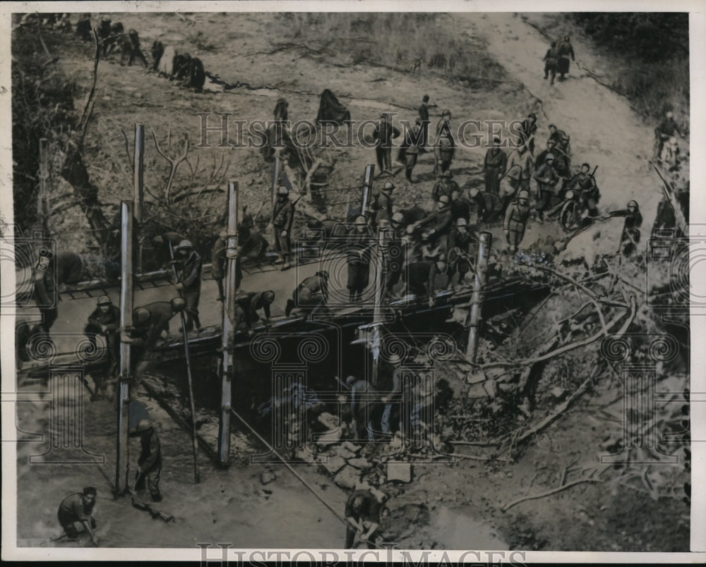 1940 Press Photo Italian Engineers Repair War-Torn Bridge in Greece - nem34161
