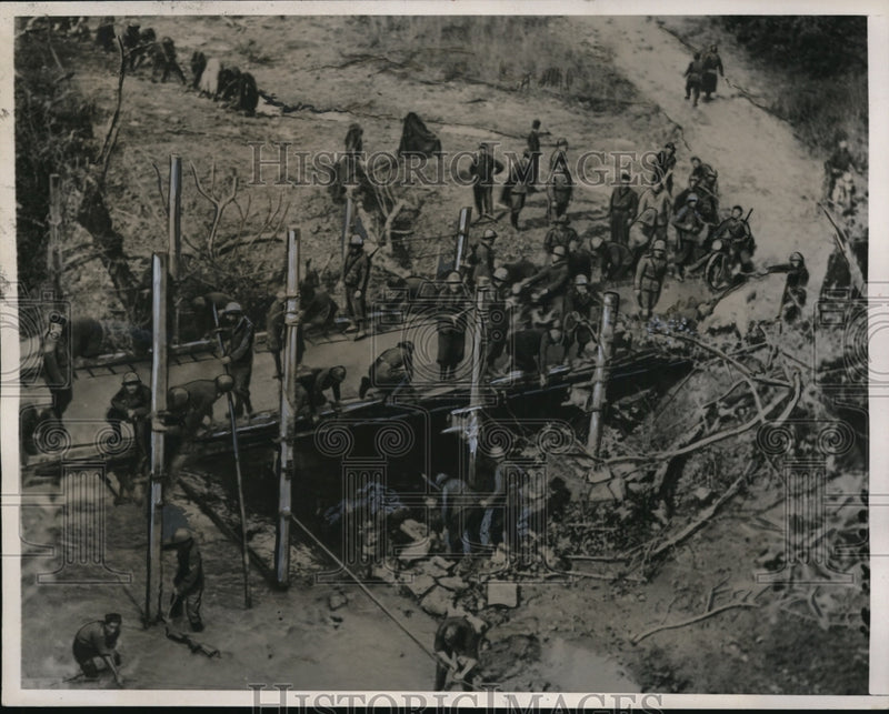Load image into Gallery viewer, 1940 Press Photo Italian Engineers Repair War-Torn Bridge in Greece - nem34161
