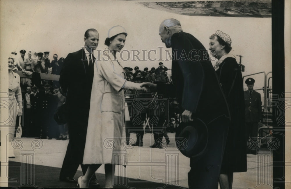 1959 Press Photo Queen Elizabeth with Unidentified Others - nem34215