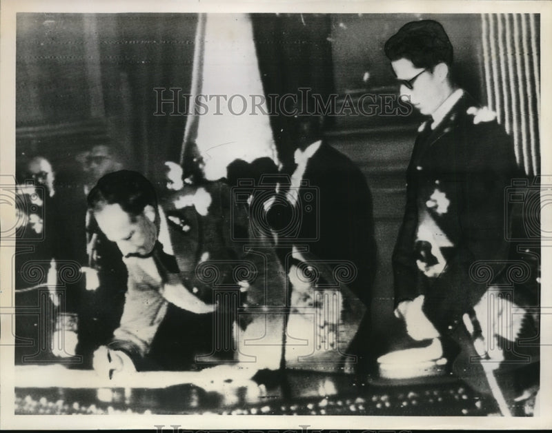 Load image into Gallery viewer, 1951 Press Photo King Leopold of Belgium Signs Abdication Papers in Trone Room

