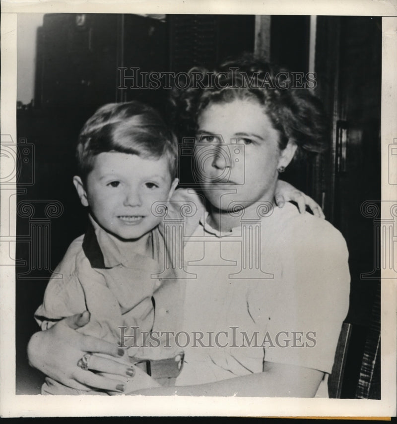 Load image into Gallery viewer, 1945 Press Photo Kidnapper and Victim Captured in Mississippi - nem34572
