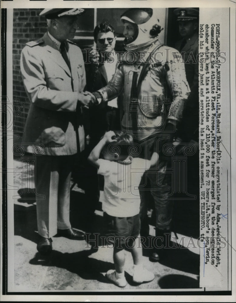 1958 Press Photo Richard Tabor Congratulated by Admiral Jerauld Wright