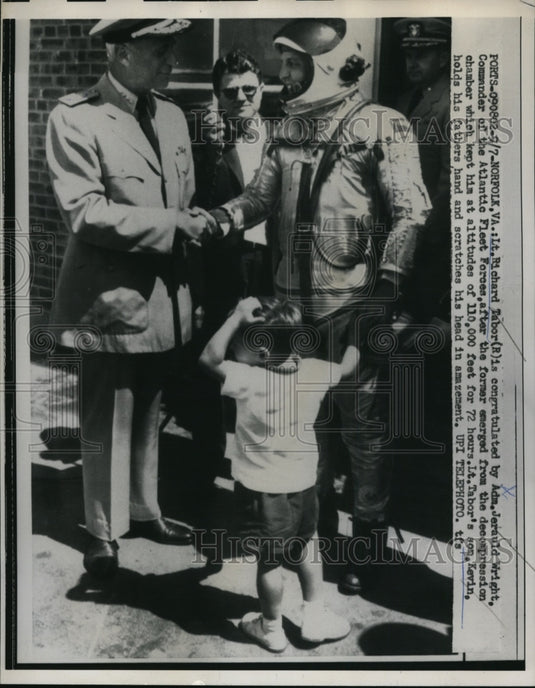 1958 Press Photo Richard Tabor Congratulated by Admiral Jerauld Wright