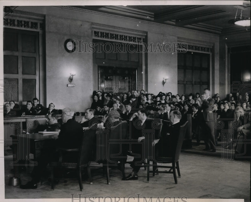 Load image into Gallery viewer, 1938 Press Photo Chicago Rudolph Sikora murder trial, Baliff Henry Ebling
