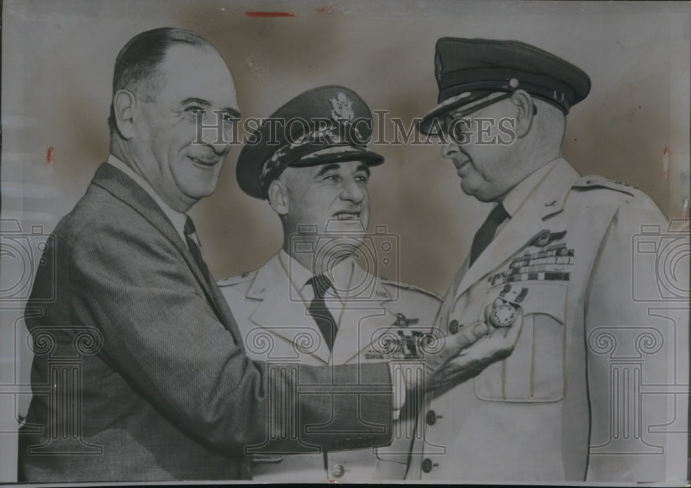 1955 Press Photo Harold Talbot Presents Oak Leaf to Gen Benjamin Childlaw