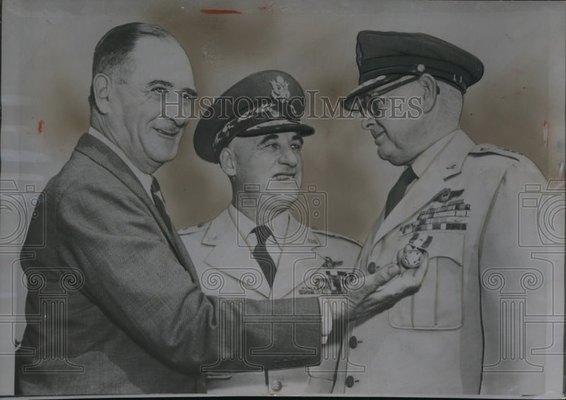 Load image into Gallery viewer, 1955 Press Photo Harold Talbot Presents Oak Leaf to Gen Benjamin Childlaw
