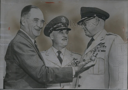 1955 Press Photo Harold Talbot Presents Oak Leaf to Gen Benjamin Childlaw