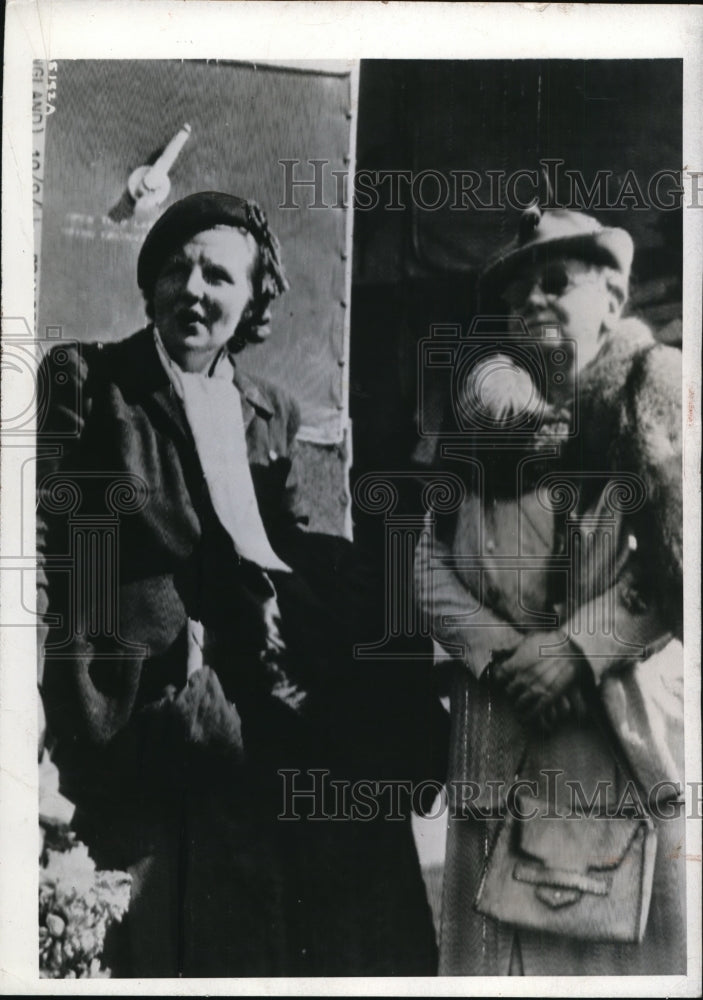 1944 Press Photo Princess Juliana of Netherlands Shown Standing with Her Mother