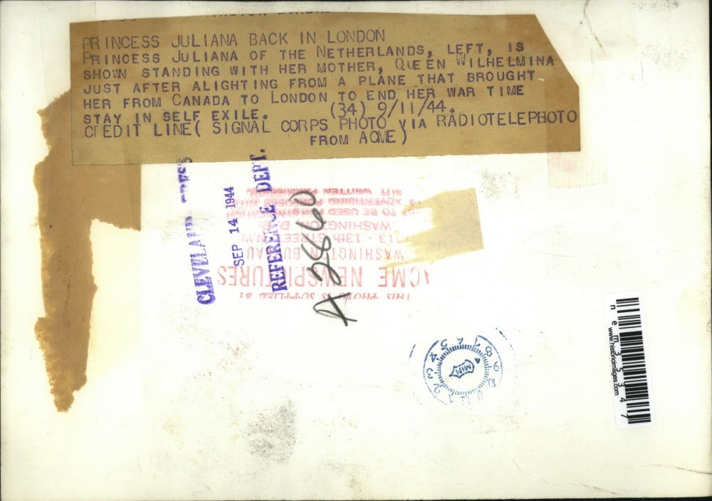 1944 Press Photo Princess Juliana of Netherlands Shown Standing with Her Mother