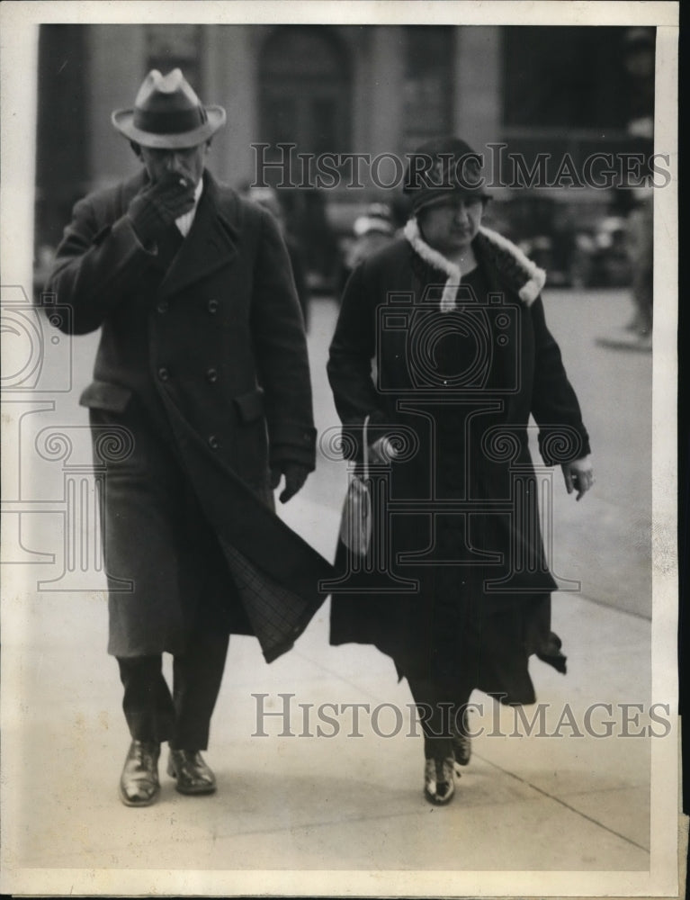 Load image into Gallery viewer, 1927 Press Photo Mr &amp; Mrs Warren Schneider leave court for trial recess
