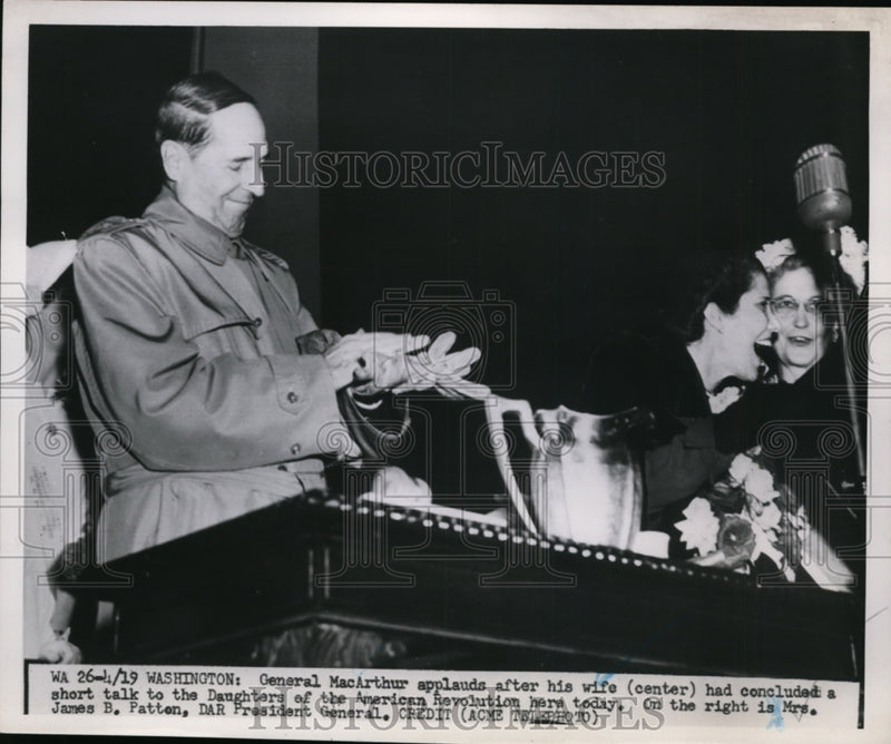 Load image into Gallery viewer, 1951 Press Photo DC General Douglas MacArthu and DAR Mrs JB Patten - nem35694
