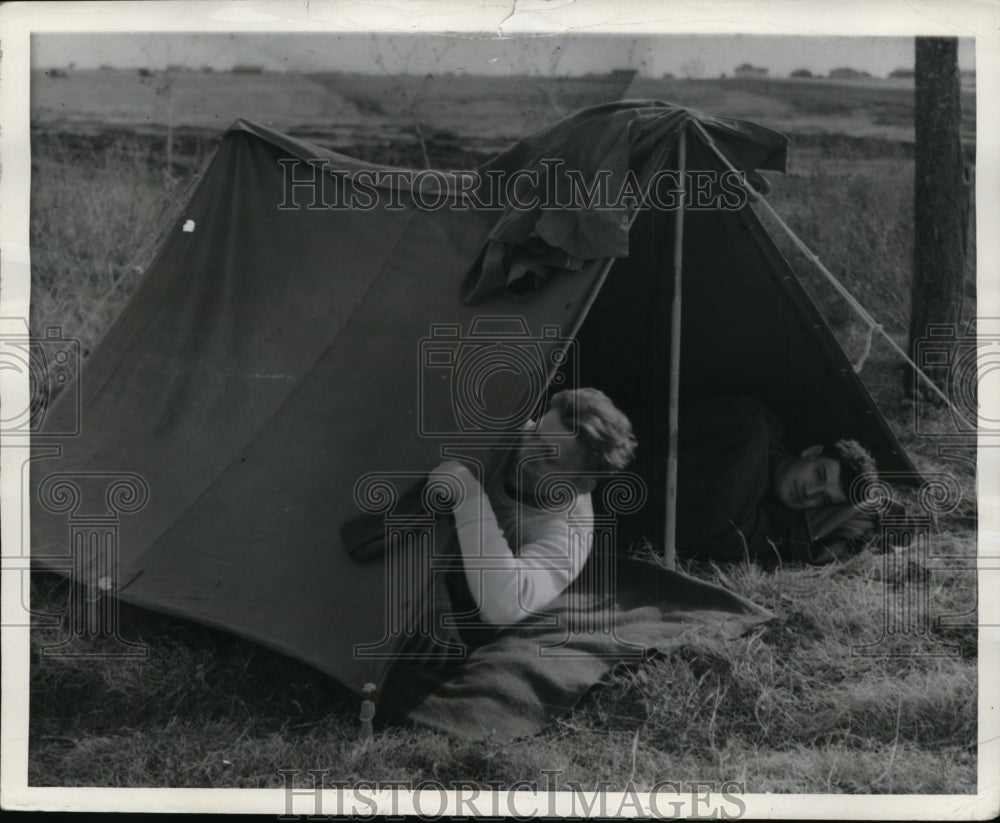 1942 Press Photo Pvt Steve Sikora, Pvt Steve Stash at training camp - nem35800